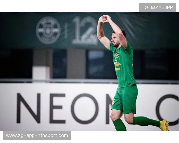 足球禁区内激战七脚射门，终迎破门瞬间的精彩瞬间