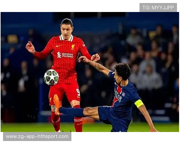 利物浦边路低平球传中，努涅斯抢点没踢正